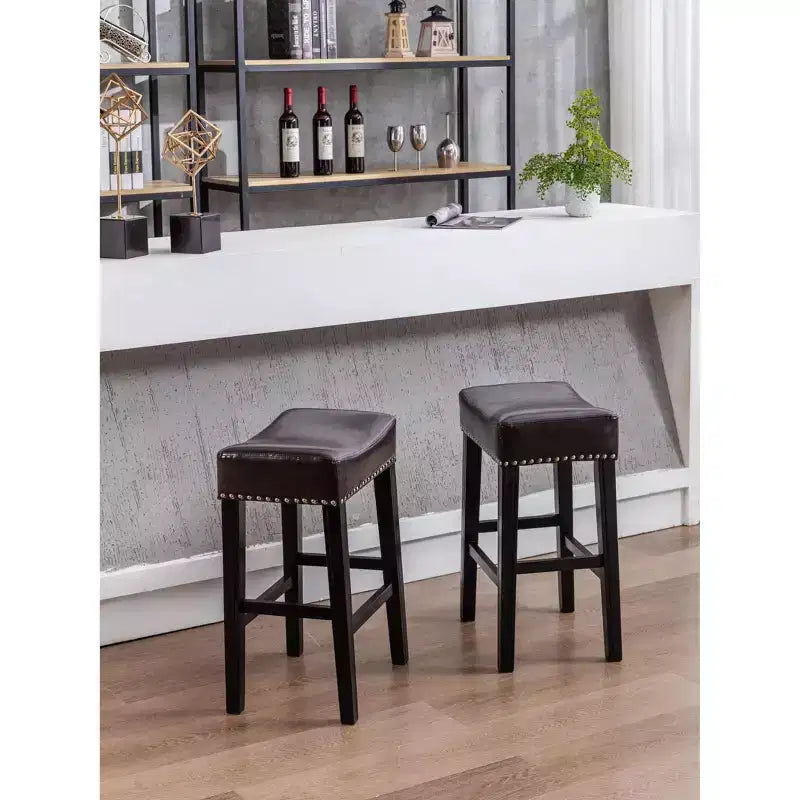 Sgabelli da bancone senza schienale in pelle PU da 26", sgabelli da bar a sella con borchie, altezza regolabile