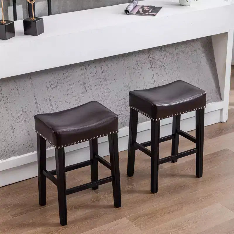 Sgabelli da bancone senza schienale in pelle PU da 26", sgabelli da bar a sella con borchie, altezza regolabile
