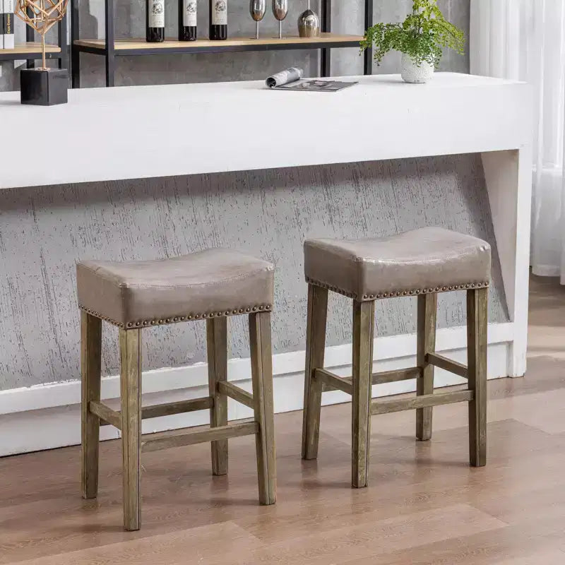 Sgabelli da bancone senza schienale in pelle PU da 26", sgabelli da bar a sella con borchie, altezza regolabile