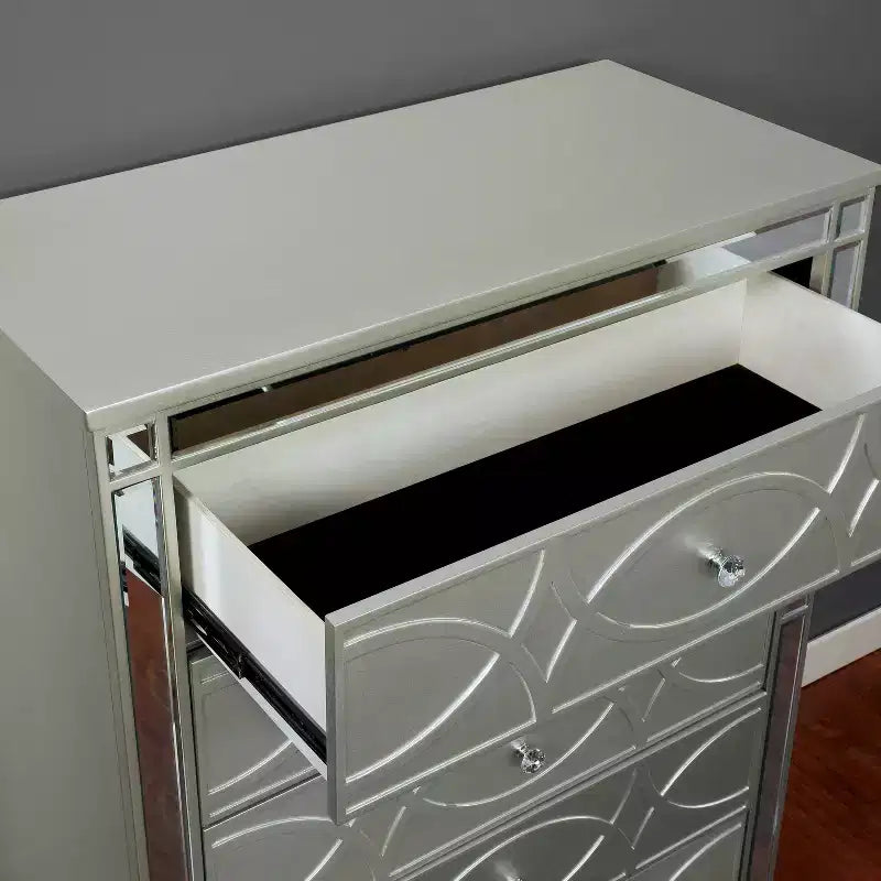 Cassettiera a 5 cassetti Glamour con inserti a specchio, Finitura argento, Impiallacciatura in legno