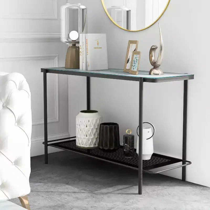 Consolle contemporanea da divano, piano in vetro effetto marmo e ripiano in metallo traforato, bianco/nero