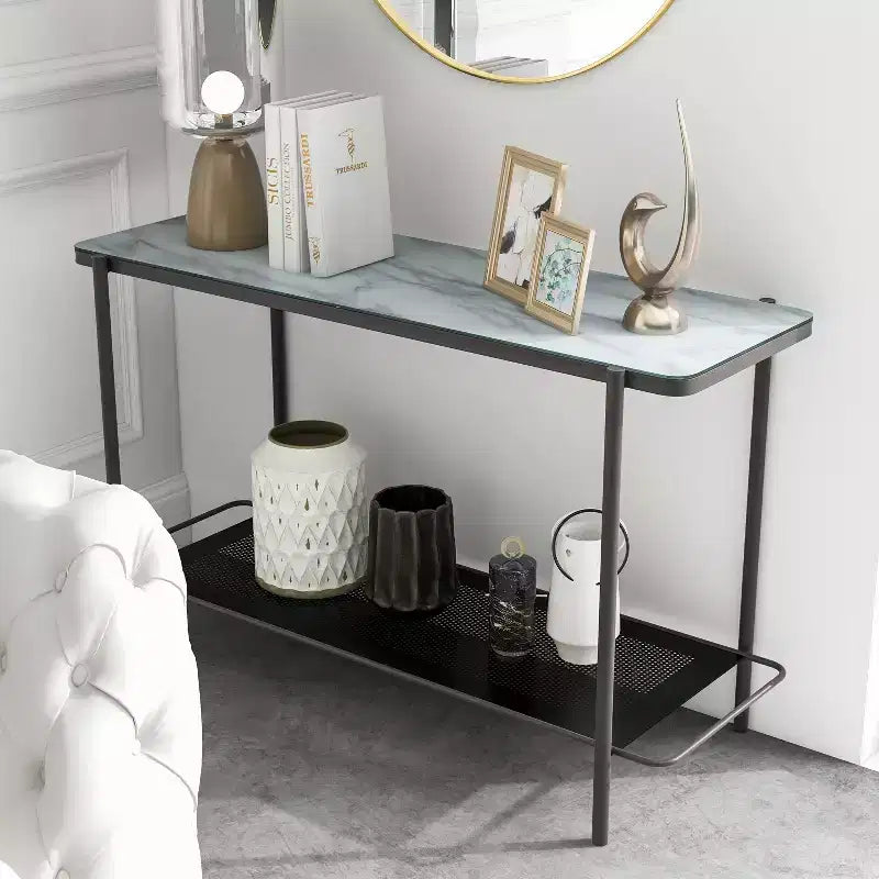 Consolle contemporanea da divano, piano in vetro effetto marmo e ripiano in metallo traforato, bianco/nero
