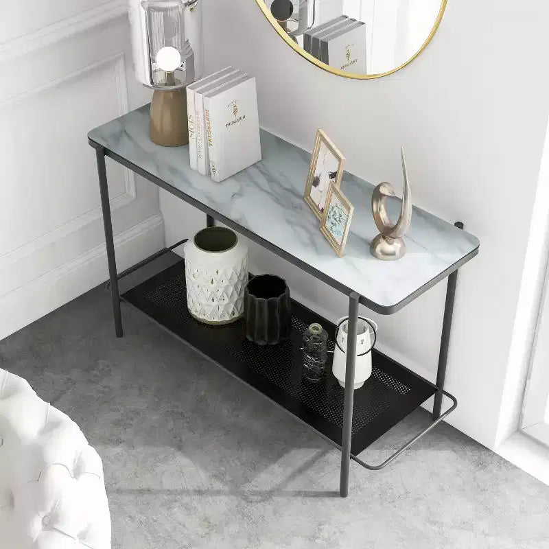 Consolle contemporanea da divano, piano in vetro effetto marmo e ripiano in metallo traforato, bianco/nero