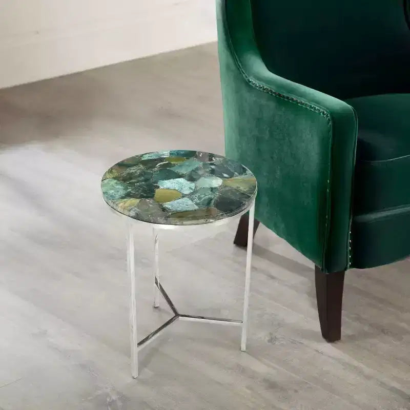 Tavolino rotondo con accenti, piano in pietra di agata verde smeraldo, base cromata