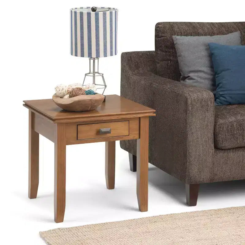 Tavolino da salotto quadrato da 21" in legno massello con cassetto, stile contemporaneo, accessori in bronzo, marrone
