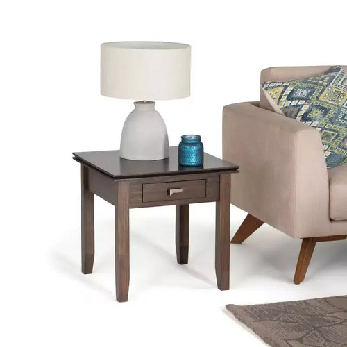 Tavolino da salotto quadrato da 21" in legno massello con cassetto, stile contemporaneo, accessori in bronzo, marrone